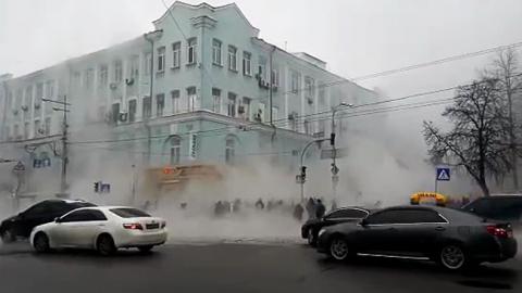В центре Киева прорвало трубу с горячей водой
