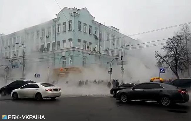 В центре Киева прорвало трубу с горячей водой