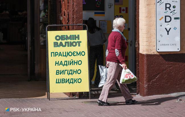 Долар продовжує дешевшати: актуальні курси в обмінних пунктах України