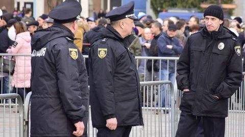 Во время выступления Порошенко в Ровно задержали двоих человек