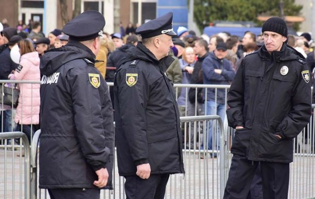 Во время выступления Порошенко в Ровно задержали двоих человек