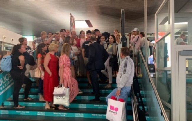Боятся покидать аэропорт: украинские туристы застряли на Сицилии (фото)
