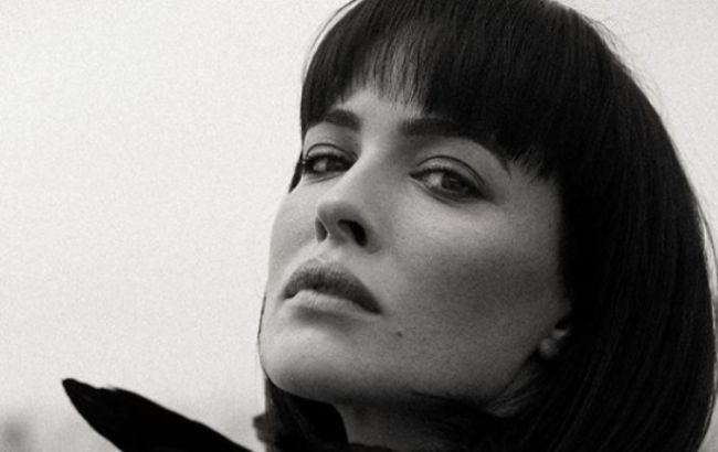 Черный лебедь: горячая Даша Астафьева устроила дерзкую фотосессию на крыше