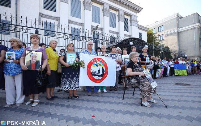 Под посольством России прошла акция к годовщине Иловайской трагедии