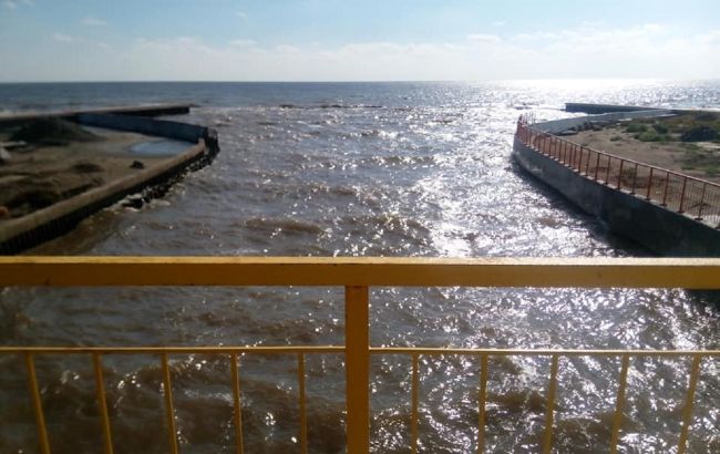 В Одесі море змінило колір, а вночі світиться: названа причина феномену