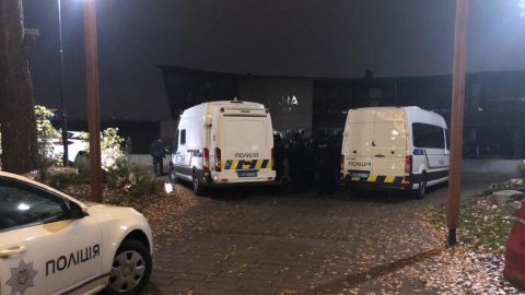 В Киеве полиция взяла штурмом элитный ресторан из-за нарушения карантина (видео)