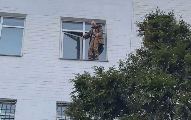 Спроба самогубства у відділку поліції Києва: затриманий зліз з вікна