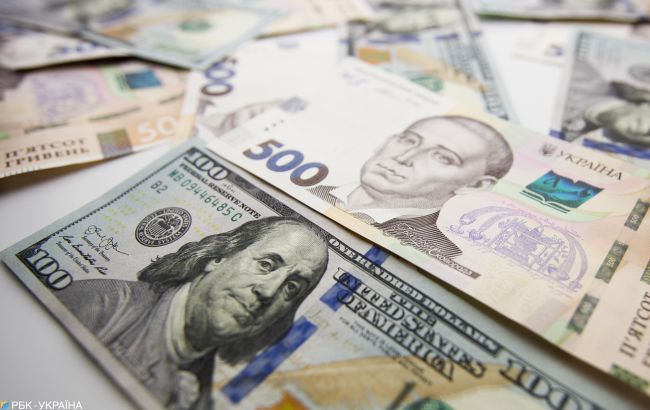 НБУ повысил официальный курс доллара менее чем на 1 копейку