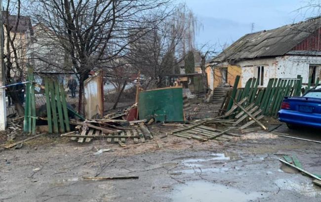 Под Киевом произошел взрыв. Зацепило несколько машин и ближайшие дома