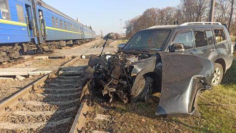 На залізничному переїзді у Харківській області потяг збив автівку: є постраждала