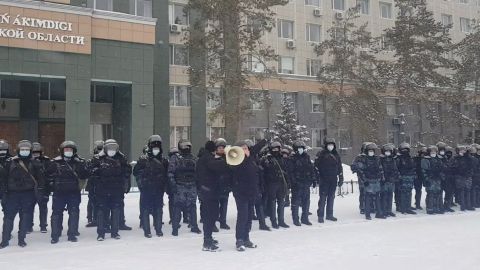 Ситуація в Казахстані: в Актобе поліція перейшла на бік протестувальників, люди штурмують адміністрацію