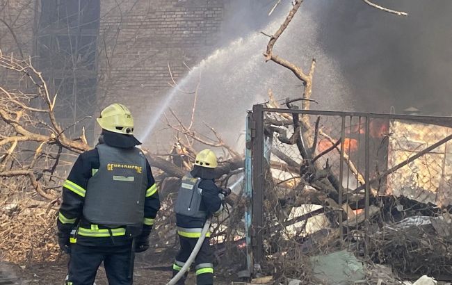 В Киевской области обстреляли склад с продуктами, больницу и дома. Начато расследование