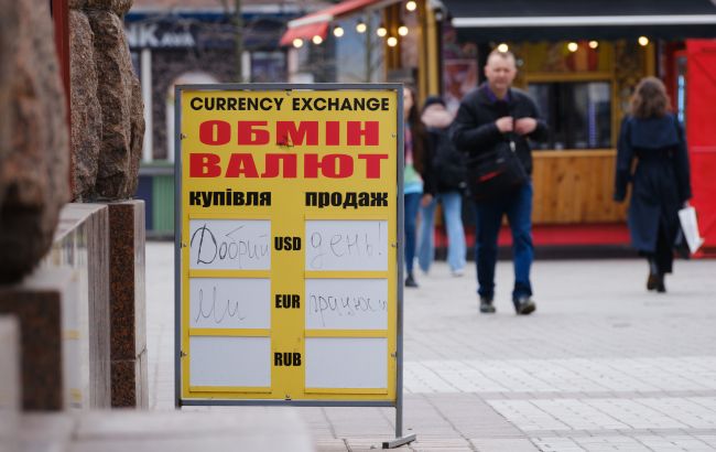 Падіння курсу долара прискорилося: скільки коштує валюта в Україні 4 квітня