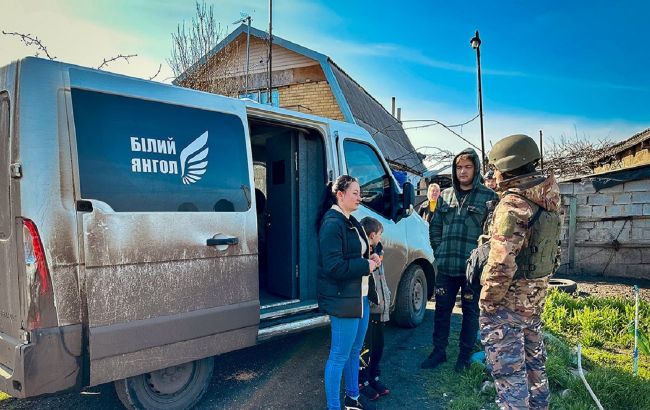 Жили в подвале из-за постоянных обстрелов. Из Бахмута эвакуировали семью с ребенком (видео)