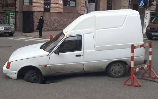В центре Киева под автомобилем провалился асфальт
