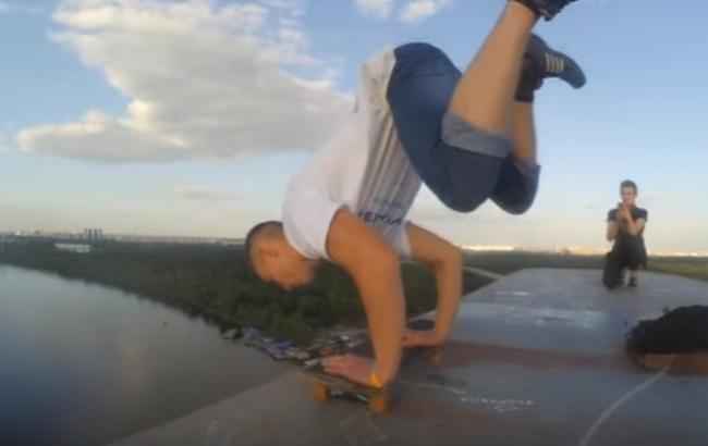 В шаге от смерти: закарпатский руфер исполнил стойку на руках на краю моста