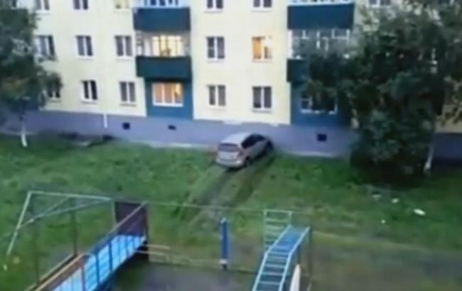 Россиянин во время ссоры с женой специально разбил машину о стену дома