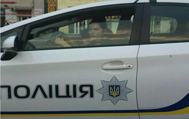 Полицейская на служебном Prius возит семью, матерясь и показывая средний палец
