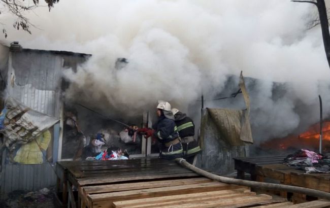 Пожежа біля метро "Лісова": рятувальні роботи тривають