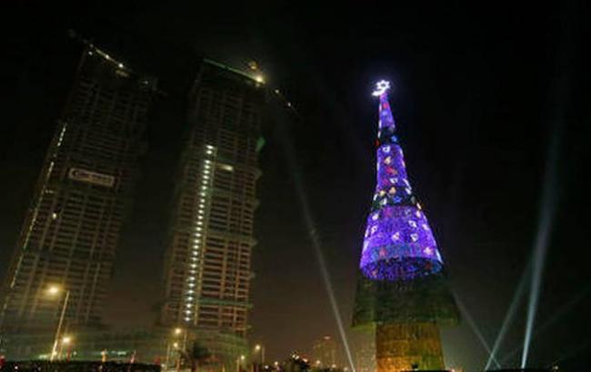 На Шри-Ланке установили самую высокую в мире искусственную елку