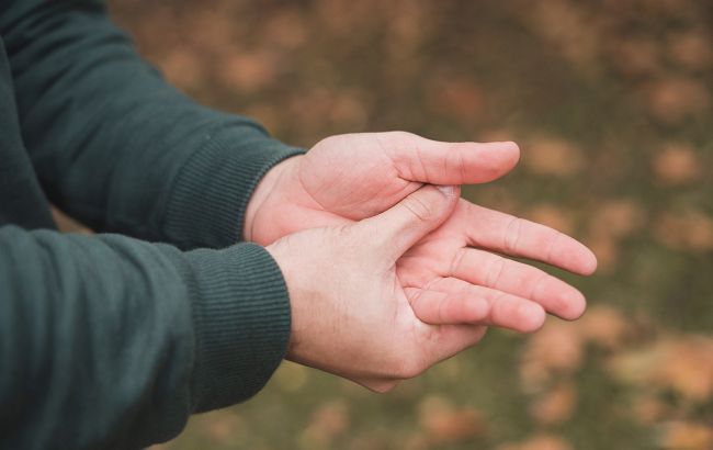 Свербить ліва рука? Дізнайтеся, як правильно почухати долоню, щоб не "проґавити" багатство