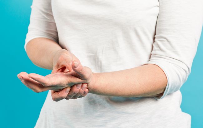 До чого свербить права або ліва рука: найправдивіші прикмети