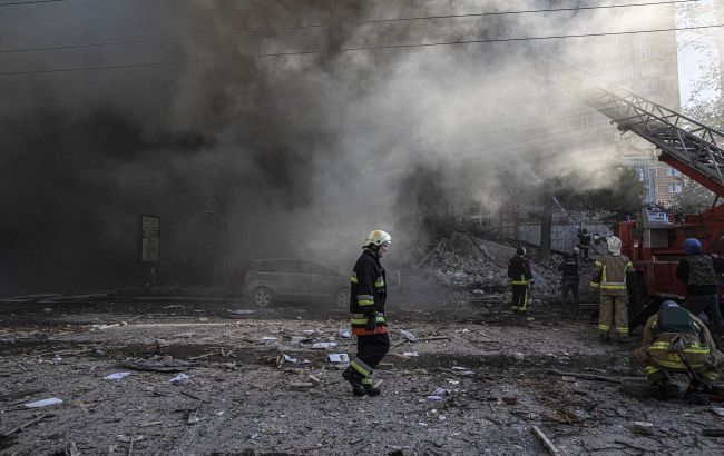 Ракетний удар по Києву. Загинула літня жінка, пошкоджені два будинки