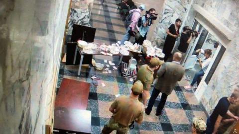 НАБУ опублікувало відео, як невідомі увірвалися до відомства