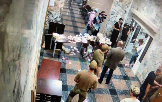 НАБУ опублікувало відео, як невідомі увірвалися до відомства