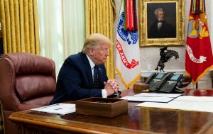 Трамп готовит радикальные шаги из-за скачка цен на нефть