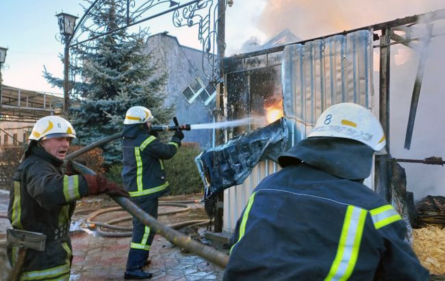 Под Днепром огонь охватил кафе, магазин и ломбард
