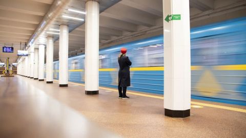 У Києві через дзвінок про мінування закрили дві станції метро і пересадку