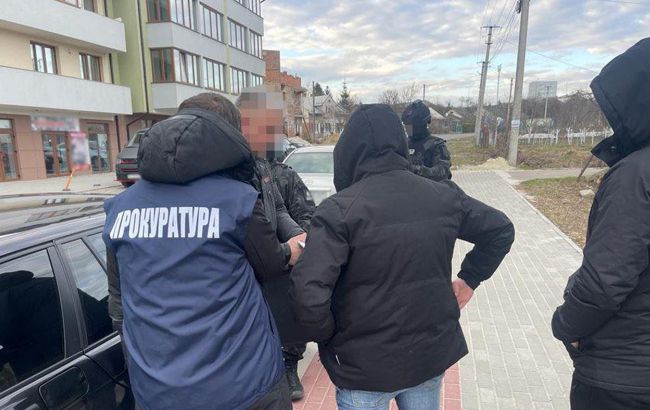 Требовал с волонтеров 100 тысяч грн за гумпомощь: во Львовской области задержали и. о. мэра