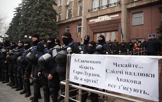Протести в Миколаєві: облрада вирішила заслухати звіт Савченка та достроково закрила сесію