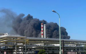 На НПЗ нафтового гіганта Угорщини стався вибух та спалахнула пожежа