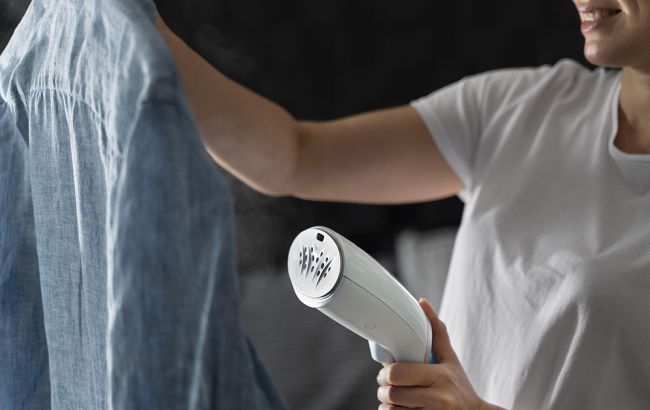 Як правильно користуватись відпарювачем, аби одяг був без складок: лайфхаки