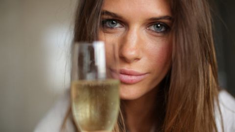 Ученые выяснили, как бороться с жутким похмельем: поможет специальный раствор