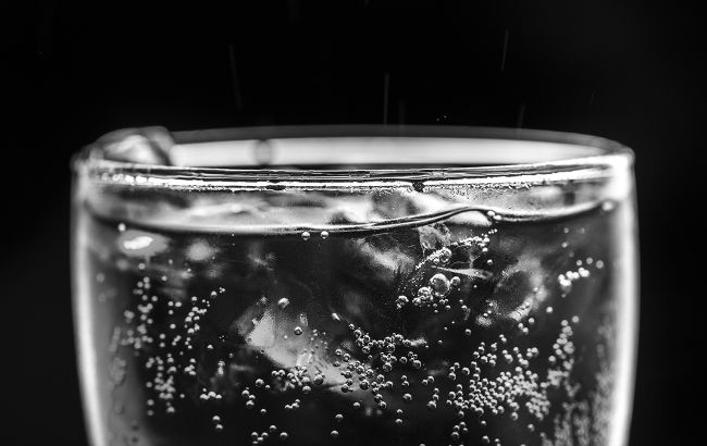 Полезна или нет. Медики развенчали главный миф о минералке и камнях в почках