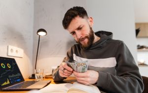 "Ніколи не купуйте валюту на всі гроші": бліц з експертом про пастки курсу та заощадження