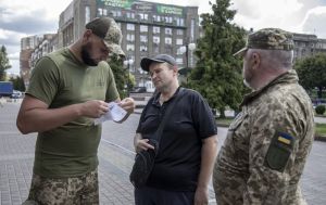 В сети пишут о скандале с ТЦК возле школы в Днепре: что говорят в военкомате