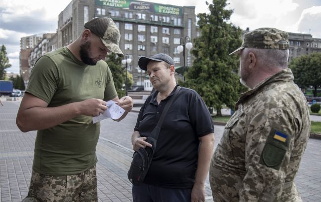 У мережі пишуть про скандал із ТЦК біля школи в Дніпрі: що кажуть у військкоматі