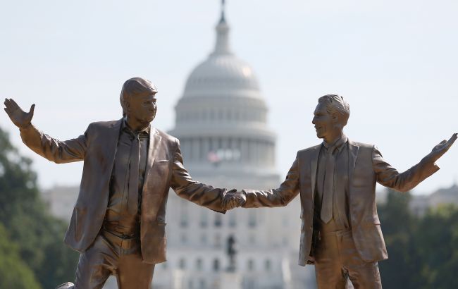 Поблизу Капітолію невідомі встановили статую Трампа з Епштейном: що відомо