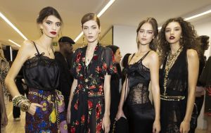 Кружева, корсеты и "драгоценный" деним: Dolce & Gabbana показали коллекцию SS27