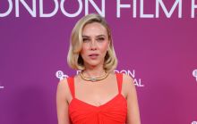 Скарлетт Йоханссон в стильном красном платье от Herm&egrave;s появилась на кинопремьере в Лондоне