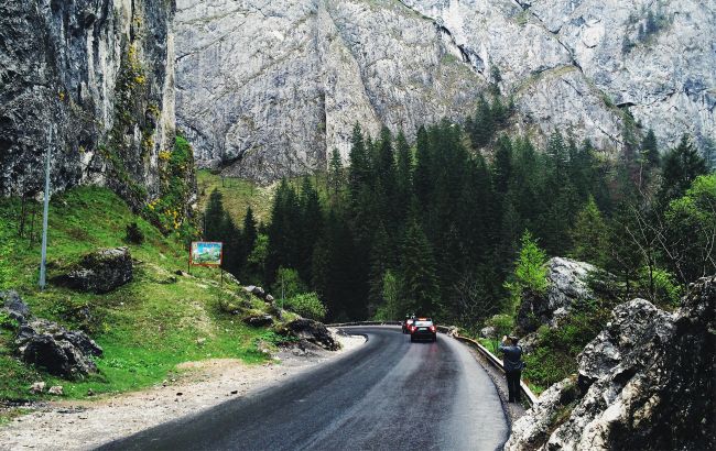 Це місце зведе вас з розуму: як побачити містичне Червоне озеро та гігантські скелі Біказ
