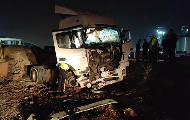 В Турции эвакуатор врезался в микроавтобус, 14 пострадавших