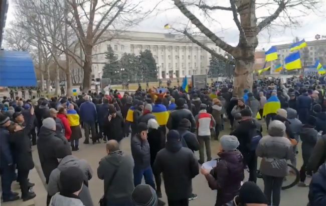 На оккупированной части Луганской области захватчики разгоняют мирные протесты выстрелами