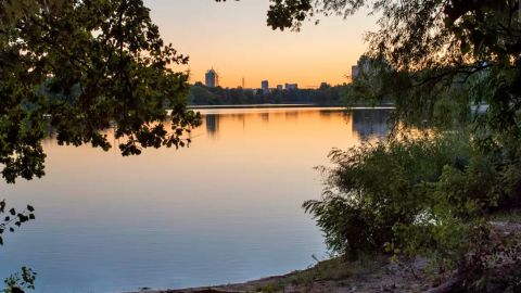 У Києві на озері зафіксували справжнє "водяне торнадо" (відео)