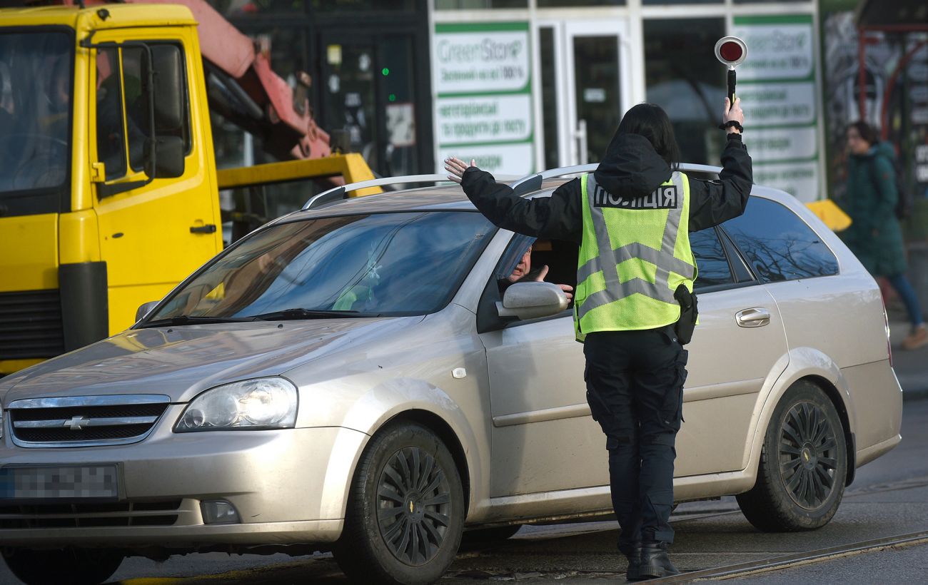 У Києві зі стрільбою затримали водія, який наїхав на патрульного (відео)