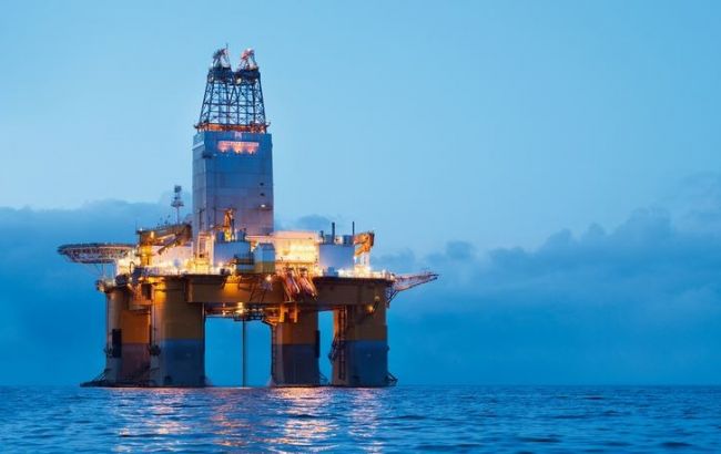 Нафта Brent торгується вище 56 доларів за барель